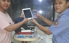 Hành khách tàu SE 26 vui mừng nhận lại toàn bộ tư trang để quên