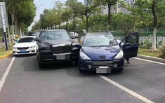 Xảy ra va quẹt với Rolls-Royce Cullinan, người lái Peugeot 307 có thể phải "bán nhà đi mà đền"