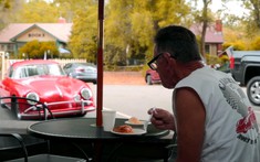 Cảm phục người đàn ông lái chiếc Porsche 356 trong 50 năm và đạt 1,6 triệu km
