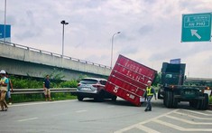 TP Hồ Chí Minh: Container bật chốt, lật ngang đè trúng ô tô con đi phía sau
