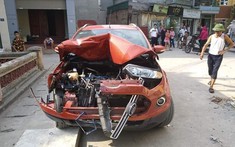 Hà Nội: Người lái Ford EcoSport gây tai nạn liên hoàn cho 2 ô tô và 1 xe máy rồi bỏ chạy