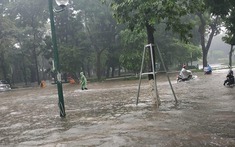 Mưa lớn bất ngờ, nhiều con phố tại Hà Nội chìm trong biển nước