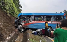 Xe chở đoàn thiện nguyện đâm vào vách núi tại Tuyên Quang, 2 cô giáo và 1 nữ sinh tử vong