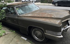 Sau 25 năm "chết dí một chỗ", chiếc Cadillac cổ điển này cuối cùng cũng bị cảnh sát kéo đi