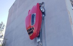 Chiếc xe điện giá 670 triệu Đồng này nhẹ tới nỗi có để đỗ trên tường như người nhện