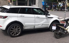 Hà Nội: Sau tai nạn với xe máy, Range Rover Evoque móp hông xe và bung nẹp sườn