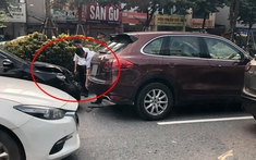 Tông xe dây chuyền tại Hà Nội, Toyota Corolla Altis đâm móp đuôi Porsche Cayenne S