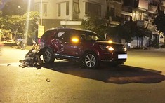 Hà Nội: Xe máy tông móp sườn Ford Explorer, 2 nam thanh niên bị thương nặng