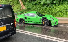 Tai nạn liên hoàn trên đường đèo khiến siêu xe Porsche 911 GT3 RS đời 2019 hư hỏng nặng