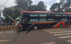 Đắk Nông: Xe khách Limousine nổ lốp, tông vào dải phân cách giữa đường khiến hành khách hú vía