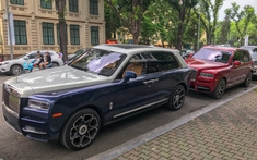 Cặp đôi Rolls-Royce Cullinan của nhà giàu Việt khoe dáng trên con phố đắt đỏ nhất ở Hà Nội