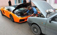 "Bò già" Lamborghini Gallardo được Fiat Uno 30 tuổi giúp câu bình ắc-quy