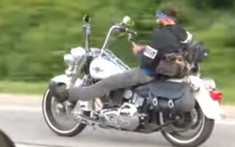 Sửng sốt trước cảnh biker lái xe bỏ cả hai tay, chăm chú dùng điện thoại trên đường cao tốc