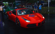 Hàng chục tay săn ảnh chạy theo siêu xe Ferrari 488 GTB của Tuấn Hưng khi đến dự đám cưới Cường "Đô-la"