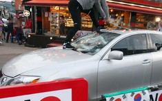 Ủng hộ làn sóng tẩy chay hàng Nhật, người đàn ông tự tay đập nát xe sang Lexus của mình