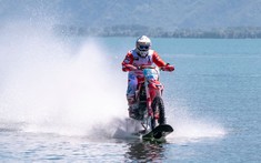 Cào cào chuyên nghiệp Honda CRF450R lập kỉ lục chạy trên mặt nước với tốc độ hơn 100km/h
