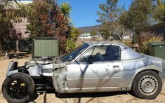 Khó có thể nhận ra chiếc xe độ kiểu "hot rod" này vốn là một chiếc Mazda Miata