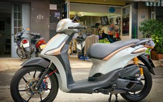 Lạ mắt với phiên bản "xế điệu" Piaggio Liberty độ màu xi măng đầy hấp dẫn tại Việt Nam