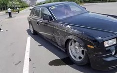 Tông vào bên hông xe Rolls-Royce Phantom hơn 20 tỷ đồng, tài xế chiếc SUV ngồi bệt xuống đường lo lắng