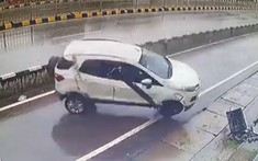 Ford EcoSport lộn nhiều vòng ở tốc độ cao, người lái mở cửa bước ra ngoài như không có gì xảy ra