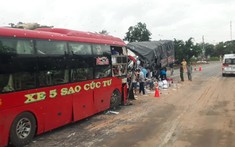 Bình Thuận: Xe khách đối đầu ô tô tải trong đêm, 2 tài xế tử vong tại chỗ