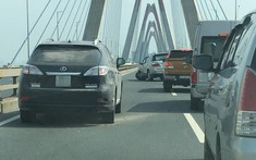 Dừng trên cầu Nhật Tân vì nổ lốp, SUV sang Lexus RX450 bị Toyota Fortuner tông trúng