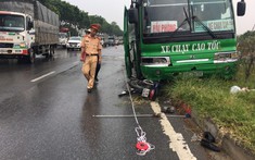 Hà Nội: Ô tô khách cuốn xe máy đi ngược chiều vào gầm, một người nguy kịch
