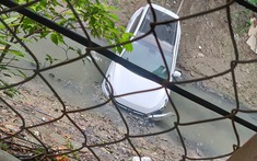Hà Nội: Đi rửa xe, nam thanh niên lao Hyundai i20 Active xuống mương