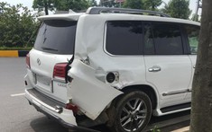 Hà Nội: Đang dừng đèn đỏ, "chuyên cơ mặt đất" Lexus LX570 bị ô tô khách tông trúng