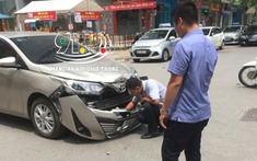 Hà Nội: Gây tai nạn liên hoàn cho Range Rover Evoque và Mazda3, Toyota Vios vỡ đầu