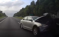 Chỉ vì một phút lơ đãng, tài xế lái Volkwagen Jetta tông liên hoàn Toyota Tacoma và Range Rover