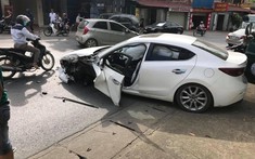 Phú Thọ: Tông trúng xe đầu kéo, Mazda3 rụng bánh trước, túi khí bung kín nội thất