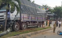 Ninh Thuận: Dừng chờ sang đường, 2 xe máy bị ô tô tải tông trúng, 2 người thương vong