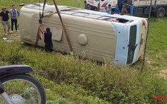 Nghệ An: Nữ công nhân nắm vào tay lái của tài xế để giữ thăng bằng, xe khách lao xuống ruộng