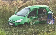 Quảng Ngãi: Bị tàu hỏa tông trúng, taxi Mai Linh bẹp dúm, 2 người tử vong