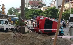 Nữ tài xế bị thương trong chiếc Toyota Yaris lật nghiêng tại Hà Nội