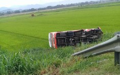 Nghệ An: Xe buýt lật dưới ruộng, một phụ nữ tử vong tại chỗ