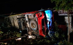 Đắk Lắk: Xe khách tông vào đuôi ô tô tải rồi lật nghiêng, hàng chục người thương vong
