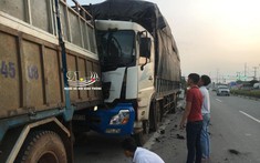 Bình Dương: Đang sửa xe bên lề đường, tài xế ô tô tải chở củi bị xe tải chở than tông tử vong