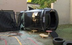 Muốn thoát chết khi rơi từ độ cao 12 m xuống đất, hãy mua Tesla Model 3!