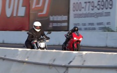 Ducati 959 Panigale "hít khói" mô tô điện Zero SR/F được điều điều khiển bằng một nữ biker