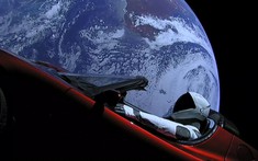 Tesla Roadster của tỷ phú Elon Musk đã trở thành chiếc xe đầu tiên đi vòng quanh Mặt Trời