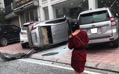 Hà Nội: Toyota Vios phi thẳng từ tầng hai xuống đất, rơi trúng Toyota Land Cruiser Prado và Lexus RX350
