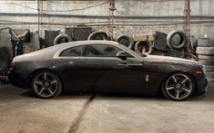 Xót xa với hình ảnh Rolls-Royce Wraith ở Việt Nam "làm bạn" với bụi trong một garage