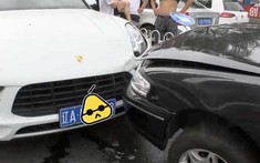 Nam thanh niên gọi điện thoại cầu cứu mẹ sau khi tông xe vào SUV hạng sang Porsche Macan