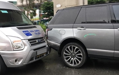 Hà Nội: Tông vào đuôi xe Range Rover hơn 8 tỷ đồng, Ford Transit móp dàn áo, tài xế "đền ốm"