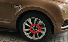 Không chỉ bị "vặt gương", chiếc Bentley Bentayga đỗ ở khách sạn Hà Nội còn bị trộm logo bánh xe