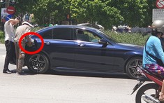 Hà Nội: Choáng với màn đổ xăng ngay giữa đường của Mercedes-Benz C300 AMG 2019