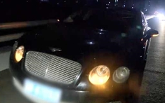 Xe Bentley, Land Rover và Audi nằm la liệt chờ cứu hộ đến giải quyết sau khi bị sập "ổ gà" trên cầu