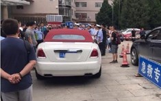 "Bà bầu" lái Rolls-Royce Dawn mui trần đắt đỏ đỗ chắn ngay lối xe ra vào của bệnh viện gây tranh cãi
